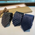 B家专柜同步领带出货啦 巴宝莉男士，稀有展现精湛手工与时尚优雅的理想选择，以最经典的巴巴格更显雅致风范。让男士可以充分展示自己个性。100%顶级提花真丝手工定制
