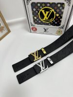 品名：Lv..路易..威登 材质：原单牛皮腰带 百分百头层牛皮腰带保证真皮，24K纯钢扣，专柜原单品质、做工精细，时尚大牌，送人自用首选 包装： 请认准如图专柜