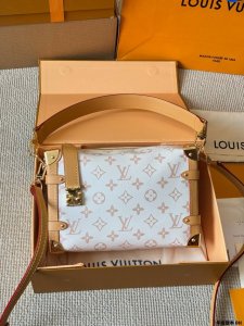 牛皮版本 谷爱凌同款 秀款 小箱子 Lv Side Trunk 谷爱凌 盒子包 箱子包 24新款！是软软的小箱子 很多精致的小细节在里面 大 容量又实用又好凹造