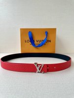 3.0宽 Lv 双面腰带取材缝线皮革和 进口双面荔枝压花 为纤细设计注入柔美风情。