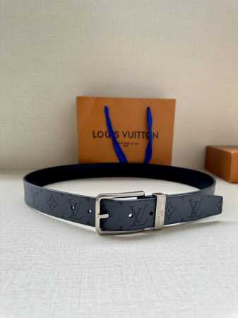 特 3.4宽 Saint Germain 腰带为 Monogram Eclipse 帆布搭配金属圈，将融入 Lv 字母的针式搭扣点缀一角，可为各式造型注入俊逸风 - 点击图像关闭