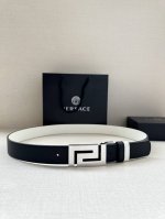 宽度3.5Cm Versace 范思哲两面手掌纹此款柔软的皮带饰有一个几何形状的希腊回纹别扣，既时尚又优雅
