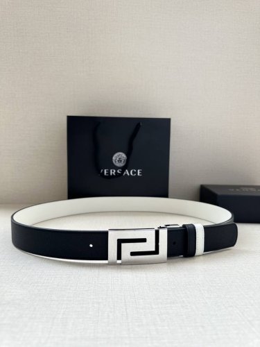 宽度3.5Cm Versace 范思哲两面手掌纹此款柔软的皮带饰有一个几何形状的希腊回纹别扣，既时尚又优雅
