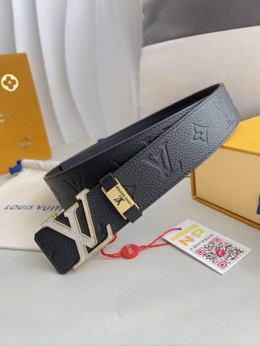 品名： Lv..路易..威登腰带皮带原单 型号：挂扣，经典纯钢材质亚克力面字母挂扣，头层牛皮，图片实物拍摄 材料：头层牛皮，挂扣系列，纯钢材质扣头，钯镀电镀工艺