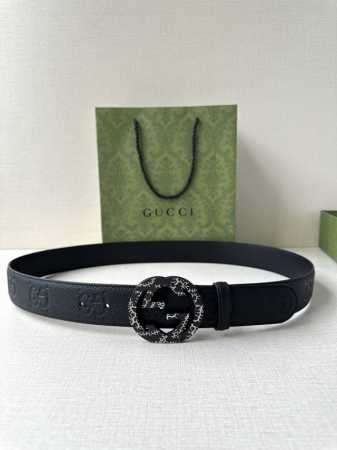 宽度4.0Cm Gucci典藏设计中的标志性元素于早秋系列焕发新意。这款腰带选用黑色超级双G牛皮打造，互扣式双G不锈钢五金 调配件更添个性魅力。 - 点击图像关闭
