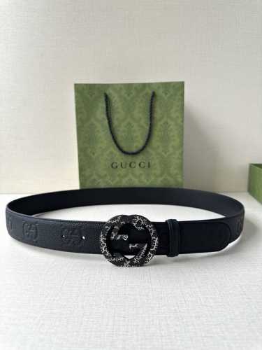 宽度4.0Cm Gucci典藏设计中的标志性元素于早秋系列焕发新意。这款腰带选用黑色超级双G牛皮打造，互扣式双G不锈钢五金 调配件更添个性魅力。
