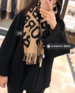 Burberry 巴宝莉经典双面字母Logo格子羊绒围巾一面是经典羊绒格子，一面是字母Logo，完全等于2条围巾专柜热卖的新款，非常厚实保暖织造太复杂，耗时太长