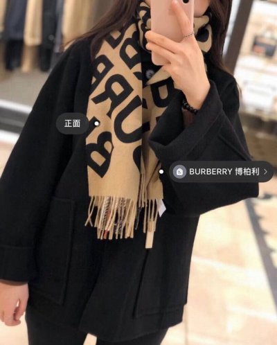 Burberry 巴宝莉经典双面字母Logo格子羊绒围巾一面是经典羊绒格子，一面是字母Logo，完全等于2条围巾专柜热卖的新款，非常厚实保暖织造太复杂，耗时太长