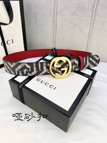 特 宽度4.0Cm Gucci 双面腰带，一侧为Gg Supreme帆布，反面一侧为枣红色头层小牛皮。配以互扣式双G带扣。