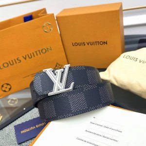 Lv Dimension 双面腰带将创意传承与华美街头风范共冶一炉，彰显创意总监 Pharrell Williams 的时尚远见。Monogram 帆布铺陈外层