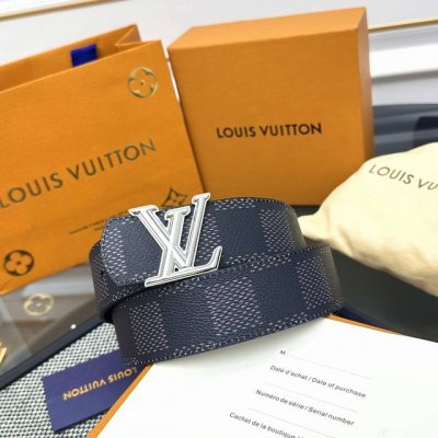Lv Dimension 双面腰带将创意传承与华美街头风范共冶一炉，彰显创意总监 Pharrell Williams 的时尚远见。Monogram 帆布铺陈外层