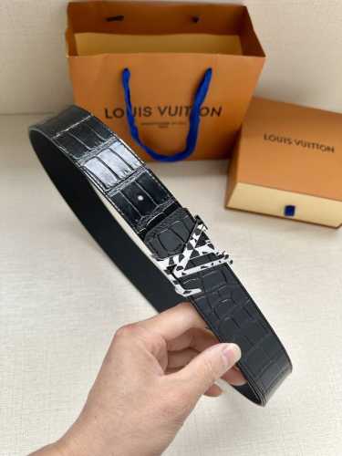 特 本款腰带4.0宽:Lv Pyramide 腰带焕新加入路易威登稀有皮革配饰系列。鳄鱼皮革呈现雍容纹理，Lv Pyramide 搭扣闪耀金属光泽。