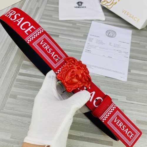 宽度4.0Cm Versace 范思哲 经典款十字纹印花搭配新款烤漆扣头：此款腰带配有醒目的美杜莎头像搭扣，可为任何造型增添几分立体雅致效果。