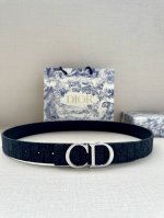 宽度3.5 Cm Dior 迪奥两面腰带款式迷人多样，采用多种材质精心打造，为各式廓形增添点睛之笔，彰显优雅醒目的气质。向迪奥钟爱的细节艺术致敬，彰显非凡的高雅