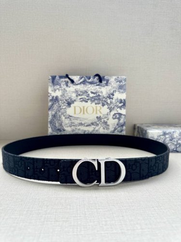 宽度3.5 Cm Dior 迪奥两面腰带款式迷人多样，采用多种材质精心打造，为各式廓形增添点睛之笔，彰显优雅醒目的气质。向迪奥钟爱的细节艺术致敬，彰显非凡的高雅