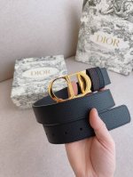 特 Dior.迪奥 全套包装 男士休闲皮带系列。简约金属“Cd”标志，演绎时尚风格；自信活力，易搭配服饰。宽度：35Mm