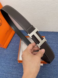 品牌 爱马仕 550 描述 采用高级真皮精制而成，触感厚实，饰以商标带扣。腰带为意大利尺寸，请在购买前参阅腰带尺寸指南. 铜扣金属配件 黑色皮革，采用环保工艺制