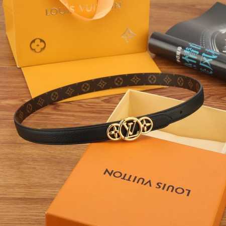 特 Lv Trio 双面腰带拼合细腻牛皮革和 Monogram 帆布，为中央金属搭扣聚焦 Lv Circle 标识和 Monogram 花卉，雅致设计实现更多造 - 点击图像关闭