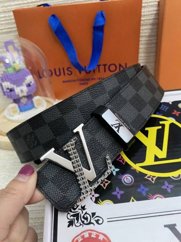 品名：Lv..路易..威登原单 材质：原单牛皮腰带 百分百头层牛皮腰带保证真皮，24K纯钢扣，专柜原单品质、做工精细，时尚大牌，送人自用首选 包装： 请认准如图
