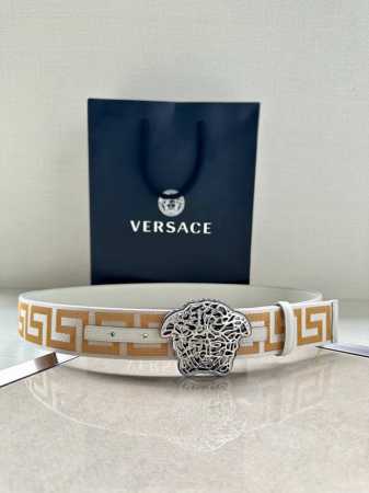 带宽3.8Cm Versace 范思哲 此款缎带腰带风格十分休闲，饰有标志性希腊回纹图案，可搭配休闲单品或高腰正装。 闭合式佩戴 希腊回纹图案 材质：100%聚 - 点击图像关闭