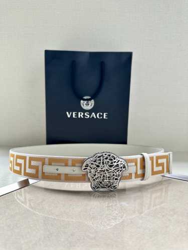 带宽3.8Cm Versace 范思哲 此款缎带腰带风格十分休闲，饰有标志性希腊回纹图案，可搭配休闲单品或高腰正装。 闭合式佩戴 希腊回纹图案 材质：100%聚