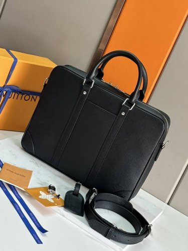 顶级原单 ［M30925 ］本款 Voyage 小号公文包选取 Taga Noir 牛皮革，在抚平、抛光等工序后压印细腻纹理。衬垫内里可收纳 13 寸笔记本电脑