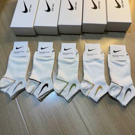 特 Nike 耐克 新品女款小白袜Just Doit. Logo超级Nice火爆全网，绝对是你这个春夏的搭配神器Ins今年超火爆元素单品精梳棉材质，非常柔软舒适 - 点击图像关闭