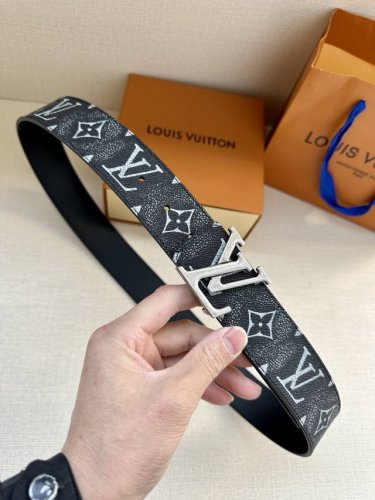 特 本款 Lv Initiales 双面腰带以大胆笔触解读经典设计。Monogram Faded 压纹帆布呈现做旧效果，柔滑牛皮革提供雅致选择。