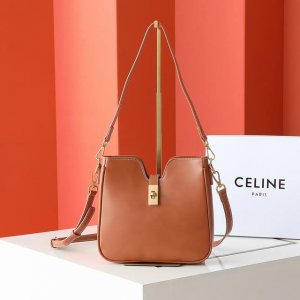 实物实拍，型号： 2尺寸：24.5X21.5X5Cm，材质：意大利进口，，2025新款斜挎肩，有着优雅的流线型设计和实用功能，轻巧精致，可调节皮质肩带，单肩、斜
