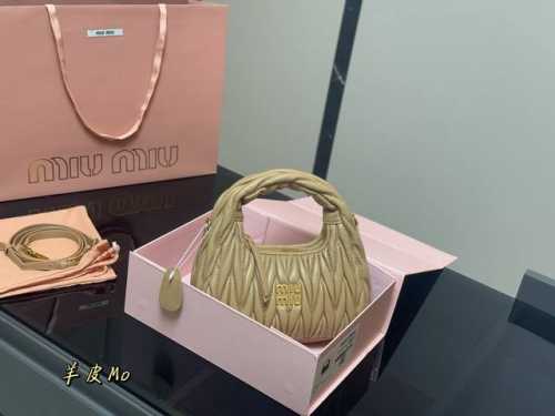 羊皮配折叠盒 Size：20*11Cm Miumiu保龄球包包甜度刚好！ 很难不爱啊啊！ 又奶又千金的感觉！ 可手拎也可斜挎 绝对不是小废包哦容量足足的~~ 出