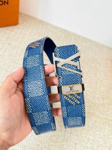 品名： Lv..路易..威登腰带皮带原单 型号：挂扣，经典纯钢材质挂扣，头层牛皮，图片实物拍摄 材料：头层牛皮，挂扣系列，纯钢材质扣头，镀钯电镀工艺永不掉色。原