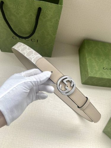 特 宽度3.0cm GUCCI GG Supreme帆布是品牌的一款经典面料，经不同配色组合以及现代和经典设计演绎后，在古驰爱的进行曲 全新时装系列中大放异彩。