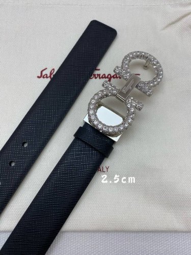 Ferragamo 25Mm金属Gancio双扣，女士双面牛皮，质感十足 独特复古风格 时髦中带着随性和酷感 .支持芯片扫码