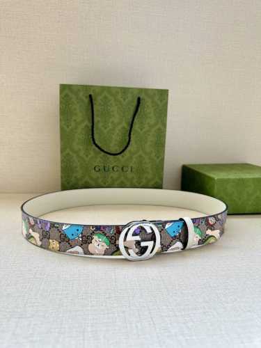 特 宽度3.8Cm Gucci Gg Marmont系列每一季都会推陈出新，为灵感源于70年代的标志性 旋转Gg配件注入宠物现代精髓。这款Gg Supreme帆