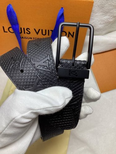 等级：原单专柜同步，原单扣头，原版包装.实物拍摄，绝对是头层牛皮货真价实 DDD 材料，头层压花 DDD 编号：宽度 3.5 # DDD