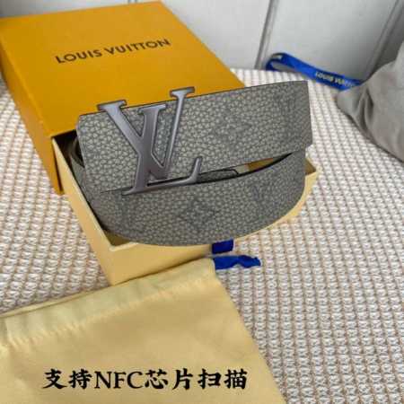 寬40Mm 同步新款！Lv Shape雙面腰帶以全新togo水洗紋小牛皮 壓花絲印而成的藍色大logo圖案 搭配啞光lv Shape搭扣。 翻轉佩戴素雅的小牛皮 - 点击图像关闭