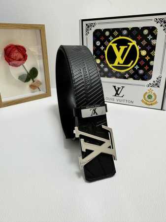 品名：Lv..路易..威登 材质：原单牛皮腰带 百分百头层牛皮腰带保证真皮，24K纯钢扣，专柜原单品质、做工精细，时尚大牌，送人自用首选 包装： 请认准如图专柜 - 点击图像关闭