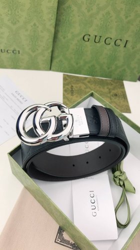 Gucci双面腰带，一侧为Gucci Signature皮革，反面一侧为单色皮革。配以Interlocking G带扣。3.7Cm宽
