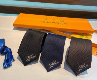 Jumping Dog 领带以细腻桑蚕丝展现品牌与 Tyler 携手的创意结晶。当季谐趣吉祥物跃现领结，路易威登标识栖身底部，可为高尔夫风格系列造型添上灵动一笔