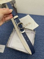 迪奥550 2.0Cm。 这款 Montaigne Avenue 腰带从同名手袋汲取灵感，采用黑色光滑 牛皮革精心制作，质感柔软，设计优雅，饰以富有光泽的新款金