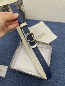 迪奥550 2.0Cm。 这款 Montaigne Avenue 腰带从同名手袋汲取灵感，采用黑色光滑 牛皮革精心制作，质感柔软，设计优雅，饰以富有光泽的新款金