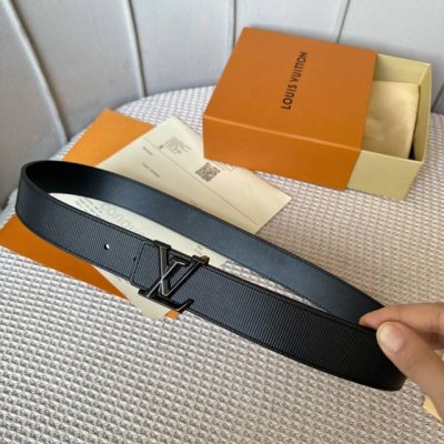 Lv S-Lock系列 宽度3.5Cm 精致的字母搭扣 搭配品牌專用小牛皮压横纹标识 双面用