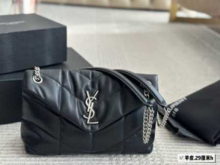 配盒 羊皮 Size： 29*22Cm 大 23*16Cm 小 Ysl 云朵包包 Loulou Puffer 绗缝小羊皮包 犹如怀抱云朵般的感受 - 点击图像关闭