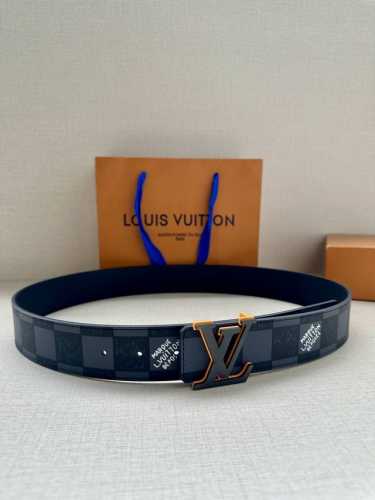 特 4.0宽 LV Line 双面腰带令抛光搭扣的 L 字呈现摩登无论搭配经典 Monogram 牛皮革，均可释放儒雅气度。