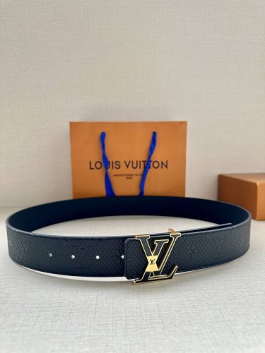 特 4.0宽 Lv Shadow 腰带拥有 Monogram Shadow 皮革的经典风尚和素面皮革的内敛格调，再为 Lv 搭扣描绘珐琅条纹，以摩登笔触焕新男士
