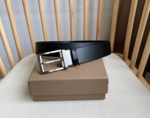 新款 Burberry 巴宝莉专柜同步上新 意大利精制腰带 选用光滑小牛皮面料打造 搭配镀钯金B字型扣环 宽:3.5Cm 精致优雅简单大方