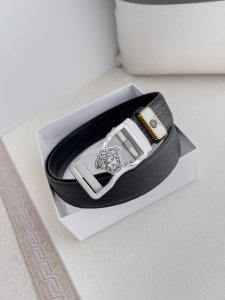 品名：范思哲.Versace.皮带腰带自动皮带 型号：自动带，纯钢材质经典人头自动扣，图片实物拍摄 腰带：百分百头层牛皮，自动带身，保证真皮。24K纯钢扣永不掉