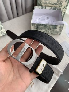 品名：迪奥. Dior.原单 型号：挂扣，原版经典挂扣，实物拍摄，头层牛皮 材料：百分百头层牛皮，保证真皮。双面可用专柜同等质量，原版经典双面荔枝纹，黑咖，珍珠