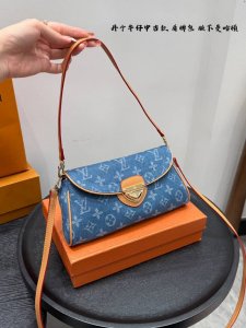 带礼盒 Size：25×13 Lv丹宁牛仔盾牌包中古款曼哈顿中古腋下包 小金扣占据了主视觉～ 搭配刺绣压花凸显质感又时髦 简单随性，四季适用不过时 真是绝美的一