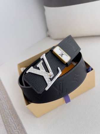 品名： Lv..路易..威登腰带皮带原单 型号：挂扣，经典纯钢材质挂扣，头层牛皮，图片实物拍摄 材料：头层牛皮，挂扣系列，纯钢材质扣头，钯镀电镀工艺永不掉色。原 - 点击图像关闭